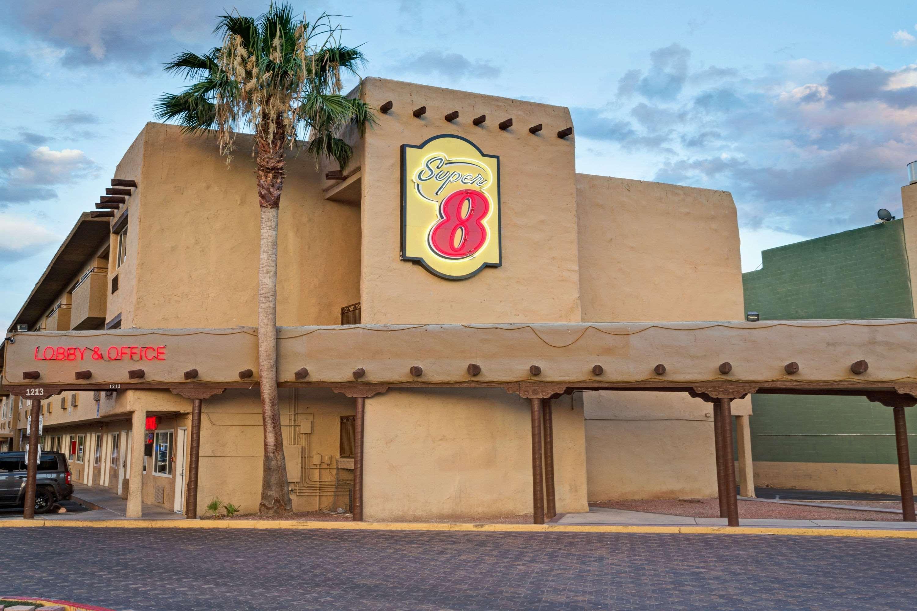 Super 8 By Wyndham Las Vegas North Strip/Fremont St. Area Exteriör bild