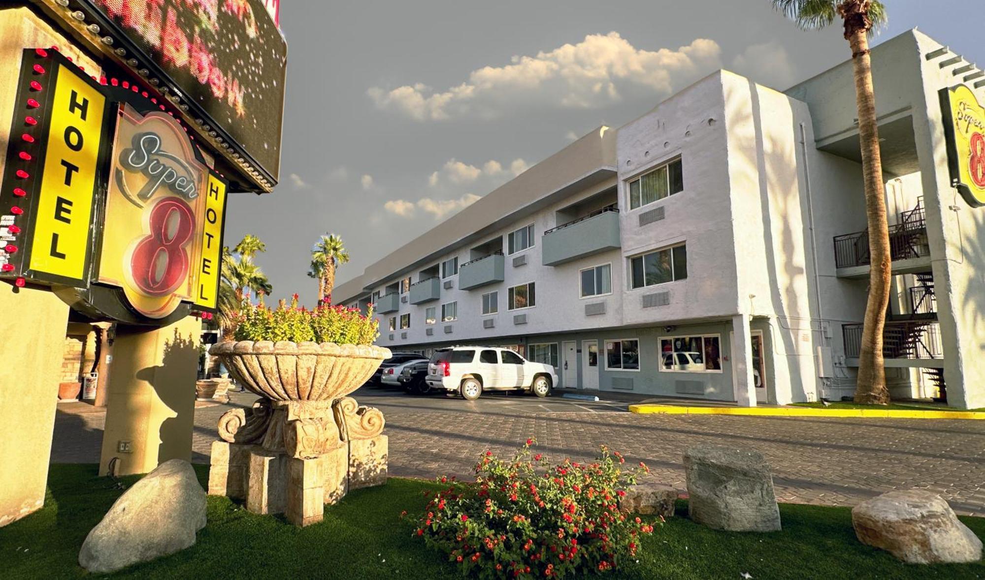 Super 8 By Wyndham Las Vegas North Strip/Fremont St. Area Exteriör bild